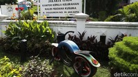 Ban-ban bekas ini kemudian diletakan untuk menghiasi taman.