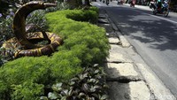 Seolah-olah ada ular raksasa di taman.