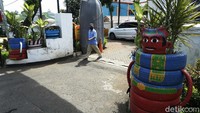 Ban bekas tersebut kemudian dicat warna-warni.