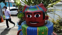 Warga Kelurahan Halim Perdakusuma, Jakarta Timur, memiliki ide kreatif dengan memanfaatkan ban bekas.