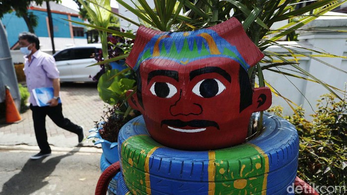 Kreatif, Ban Bekas Disulap jadi Berbagai Hiasan di Halim Warga Kelurahan Halim Perdakusuma, Jakarta Timur, memiliki ide kreatif. Mereka memanfaatkan ban bekas menjadi berbagai bentuk benda yang menghiasi taman.