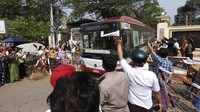 Dilansir dari AFP, Rabu (24/3/2021), di Yangon, lebih dari 600 orang yang ditahan akibat memprotes kudeta, dibebaskan dari penjara Insein.