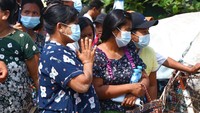 Sejumlah warga pun berkumpul di depan penjara untuk menyambut para tahanan yang akhirnya dibebaskan dari penjara.