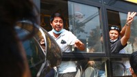 Pengacara Khin Maung Myint, yang berada di penjara Insein untuk sidang dua klien lainnya, mengatakan 16 bus penuh orang meninggalkan penjara pada pukul 10 pagi waktu setempat.