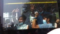 Media lokal menunjukkan potret para tahanan yang berada di dalam bus sembari mengacungkan hormat tiga jari, sebuah tanda perlawanan terhadap gerakan antikudeta.