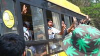 Para demonstran antikudeta yang dibebaskan tampak menaiki bus dan melambaikan tangan mereka saat meninggalkan kawasan penjara.