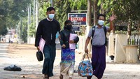 Wartawan AP Thein Zaw (kanan) juga turut dibebaskan usai sebelumnya ditangkap pada bulan lalu saat meliput aksi unjuk rasa menolak kudeta militer di Myanmar. Zaw tampak melambaikan tangannya saat keluar dari penjara Insein didampingi sang pengacara Tin Zar Oo (tengah).