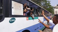 Para demonstran antikudeta yang ditahan meninggalkan penjara Isein usai dibebaskan, Rabu (24/3/2021).