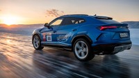 Meski data resmi belum dirilis, Lamborghini merasa bangga SUV andalannya mampu memecahkan rekor kecepatan. Foto: Dok. Lamborghini