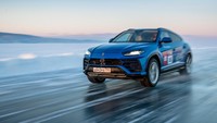 Lamborghini Urus mencetak rekor kecepatan tertinggi di atas Danau Baikal yang beku di Siberia, Rusia. Lokasi itu merupakan danau air tawar terbesar dan terdalam di dunia. Saat menaklukkan rekor kecepatan, danau dalam keadaan beku. Foto: Dok. Lamborghini