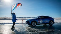 Dengan pemegang rekor 18 kali Days of Speed Andrey Leontyev di belakang kemudi, Urus juga mencetak rekor jarak 1.000 meter dari awal berdiri dengan kecepatan rata-rata 114 km/jam. Foto: Dok. Lamborghini