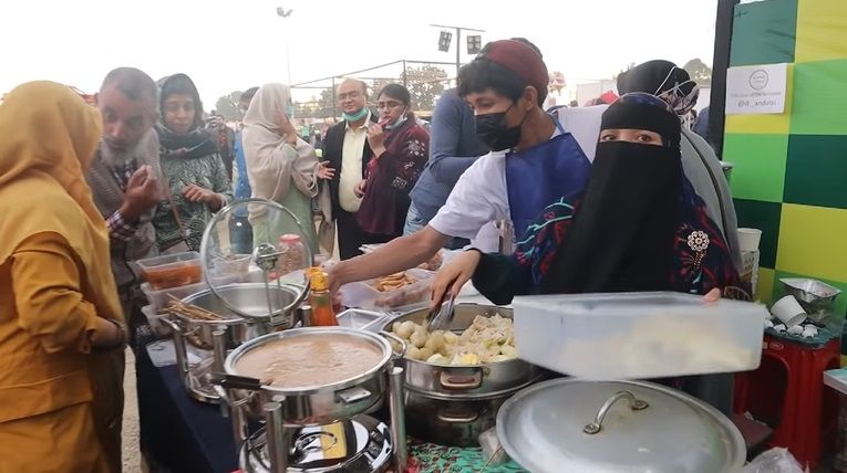 mahasiswa indonesia jualan sate hingga siomay di pakistan.