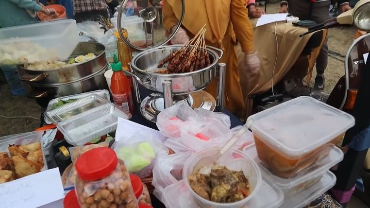 mahasiswa indonesia jualan sate hingga siomay di pakistan.