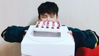 Dapat cake cantik bertopping buah, pria kelahiran Ulsan ini tak melewatkan pose dengan cake. Dari matanya sih ia terlihat super happy! Foto: Instagram seo_cccc