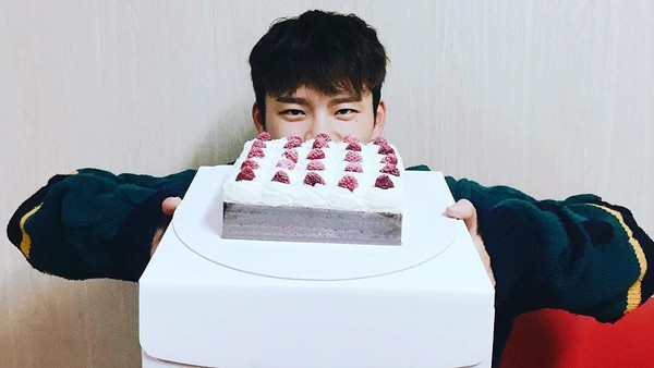 Manisnya Seo In Guk Saat Masak Steak hingga Pamer Cake
