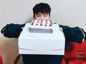 Manisnya Seo In Guk Saat Masak Steak hingga Pamer Cake