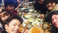 Bersama teman-temannya, Seo In Guk menikmati makan bersama. Mereka mencicipi ragam makanan Korea. Foto: Instagram seo_cccc