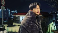 Penampilan Seo In Guk dalam drama selalu ditunggu penggemarnya. Kini ia tengah menjalani syuting drama Doom At Your Service yang bakal tayang di tvN. Foto: Instagram seo_cccc