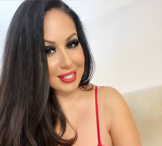 Seorang wanita bernama Marcela Alonso mengaku beralih jadi model seksi demi kepentingan anaknya. Ia mengatakan ingin membiayai kuliah sang putri agar bisa berpendidikan tinggi. Foto: Instagram