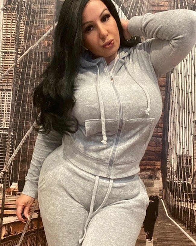 Anakku sangat berarti bagiku dan aku akan melakukan apa saja di dunia untuknya. Dia adalah anak yang sangat baik dan sekarang dia selalu belajar dan fokus pada cita-citanya. Sangat penting bagiku untuk dia bisa meraih mimpinya, tutur Marcela.     Foto: Instagram