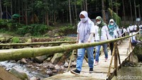 Kegiatan penanaman pohon jenis Mahoni sebanyak 200 bibit dilakukan oleh para pelanggan produk tersebut.