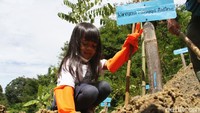 Peserta yang mengikuti kegiatan penanaman mulai dari orangtua sampai dengan anak-anak ini tetap menerapkan protokol kesehatan.