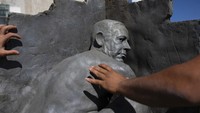 Tidak diketahui secara jelas siapa yang meletakkan patung Netanyahu itu di Lapangan Habima. Pun demikian dengan siapa seniman di balik patung Netanyahu bugil itu. Kemunculan patung tersebut pun memicu kemarahan publik Israel. Banyak yang marah karena patung itu dinilai melecehkan sosok orang nomor satu di Israel tersebut. Patung itu hanya berumur sebentar saja, karena langsung dibawa oleh petugas.