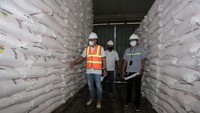 Direktur Utama PT Pupuk Kalimantan Timur (Pupuk Kaltim), Rahmad Pribadi (rompi orange) didampingi AVP Sales Balinus Pupuk Kaltim Abdul Hasril dan Kepala Gudang Lini 3 Badan Gana Reksa (BGR) Pupuk Kaltim meninjau salah satu gudang pupuk terbesar milik perusahaan di Tabanan, Bali, guna memastikan ketersediaan pupuk aman selama musim tanam pertama 2021 (Maret-April 2021).