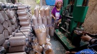 Seperti halnya usaha jual beli media pembibitan jamur di Sukoharjo, Jawa Tengah, ini.