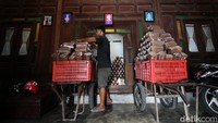 Jamur tersebut akan berproduksi maksimal di daerah pegunungan yang biasanya mempunyai cuaca dingin dan tingkat kelembaban tinggi.