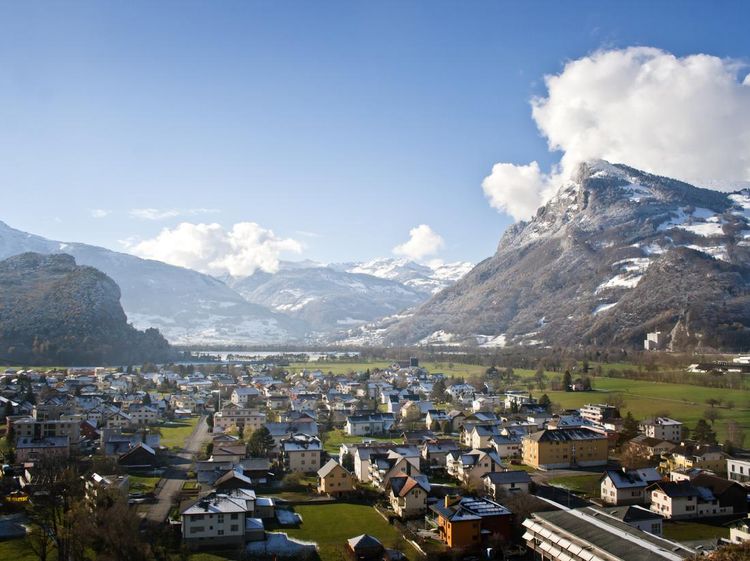 Penampakan Negara Tajir yang Tak Punya Utang, Bandara, dan Militer