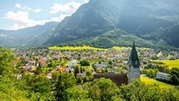 Liechtenstein luasnya hanya 160 km persegi dengan didominasi pegunungan. Negara ini juga disebut double landlocked alias terkunci ganda. Negara ini berbatasan langsung dengan Swiss dan Austria. Nah, Liechtenstein cuma bisa diakses dengan perjalanan darat dari dua negara itu. (Getty Images)