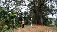 Tempat wisata yang menawarkan lokasi kemping dan spot foto tersebut tutup sudah selama empat bulan dan sepi pemasukan.