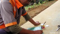 Untuk mengisi waktu luang, Pak Utay hanya melakukan bersih-bersih atau memasang papan pesan untuk menjaga kebersihan lingkungan.