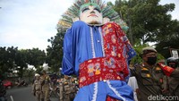 Petugas Satpol PP menangkap pengamen ondel-ondel di Buaran, Jakarta Timur, Rabu (24/3/2021).