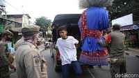 Pemprov DKI Jakarta melarang ondel-ondel digunakan untuk mengamen. Wakil Gubernur DKI Jakarta Ahmad Riza Patria mengungkapkan larangan ini diterapkan semata-mata untuk melestarikan budaya Betawi melalui cara yang lebih bijak.