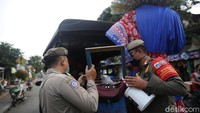 Kepala Satpol PP DKI Jakarta Arifin menyebut larangan tersebut merespons laporan masyarakat yang merasa terganggu adanya pengamen ondel-ondel. 