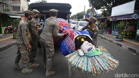 Meski demikian, Satpol PP saat ini belum akan memberikan sanksi kepada para pengamen yang menggunakan ondel-ondel. Satpol PP DKI baru akan melakukan edukasi terlebih dahulu.