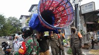 Dia kembali menegaskan orang-orang yang menggunakan ondel-ondel untuk mengamen kesannya seperti mengemis.