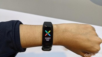 Gelang pintar ini memiliki layar AMOLED berukuran 1,1 inch yang bisa menampilkan hingga 50 karakter. Foto: Virgina Maulita Putri/detikINET