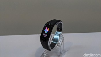 Dengan baterai 100 mAh, Oppo Band bisa bertahan hingga 12 hari. Gelang pintar ini dijual dengan harga Rp 549.000 dan akan tersedia lewat flash sale di Shopee pada 4-9 April 2021. Foto: Virgina Maulita Putri/detikINET