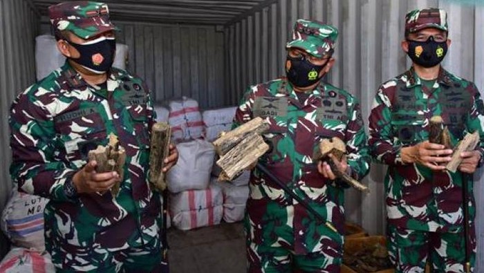 Panglima Komando Armada (Pangkoarmada) III, Laksamana Muda TNI Dadi Hartanto (tengah)