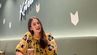 Foto yang satu ini adalah momen Paula saat ngopi cantik di kafe hits di Astha kawasan SCBD, Jakarta Selatan. Foto: Instagram @paula_verhoeven