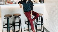Postur tubuhnya yang tinggi membuat Paul Verhoeven selalu keren setiap kali pose. Bahkan saat kulineran pun pose keren itu terlihat jelas, Foto: Instagram @paula_verhoeven