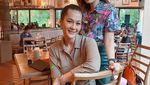 Momen Paula Verhoeven saat Ngopi Cantik di Kafe Hits