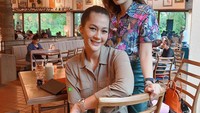 Selain kulineran bareng keluarga, Paula Verhoeven juga sering pergi nongkrong bersama dengan teman-temanya. Meski sudah menjadi seorang ibu, tetapi penampilan Paula bak remaja. Foto: Instagram @paula_verhoeven