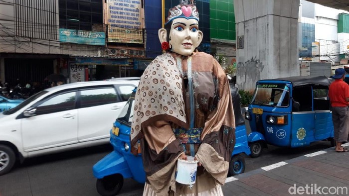 Pengamen ondel-ondel.