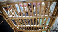 Sunarto mengaku mendapatkan bahan baku rotan untuk usaha kerajinannya itu dari daerah Cirebon.