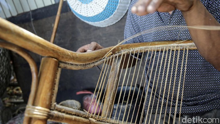Sunarto (49) tetap berkarya meski usaha kerajinan rotan yang digelutinya terdampak pandemi. Ia pun turut mereparasi barang kerajinan yang terbuat dari rotan.