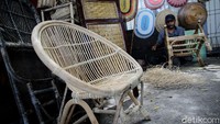 Harga kerajinan berbahan rotan yang dibuat Sunarto pun dibanderol dengan harga yang bervariasi, mulai dari Rp 10 ribu hingga ratusan ribu rupiah.